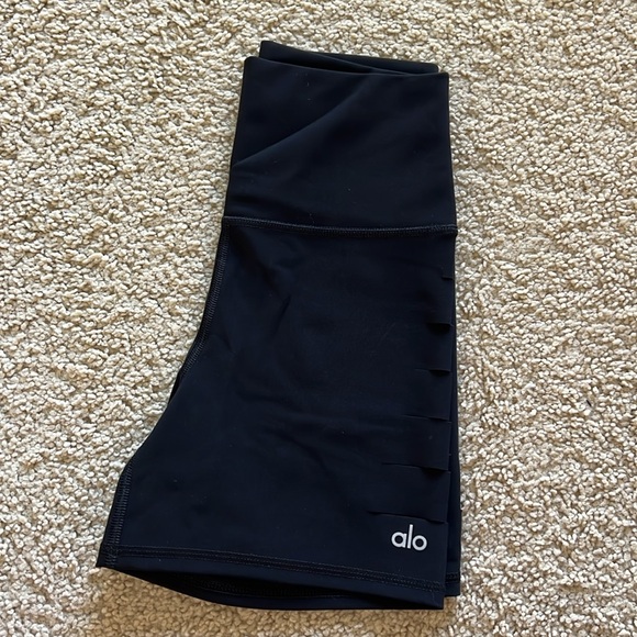 Alo Yoga shorts with cut out sides - Picture 2 of 4